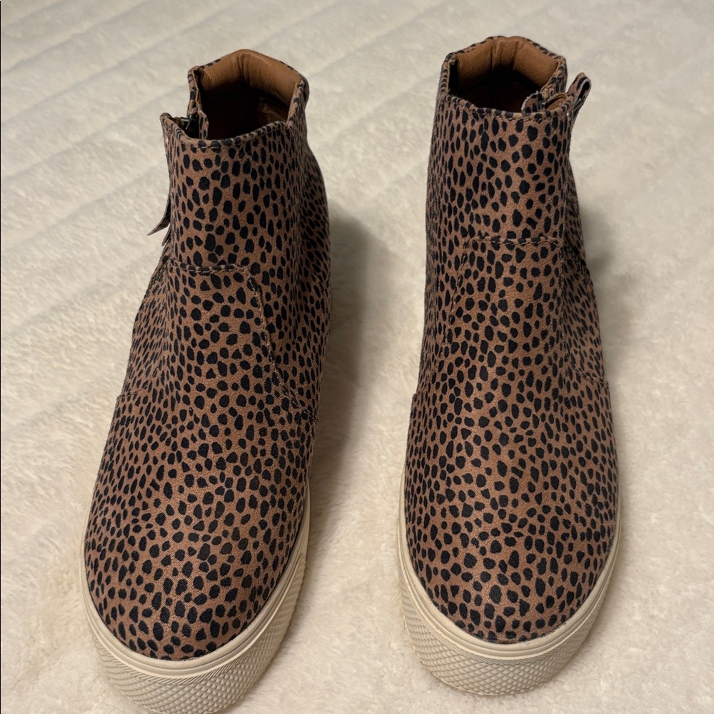 Leopard Print Ankle Boots
Wide sole  zippers on side 
Size 6 never worn